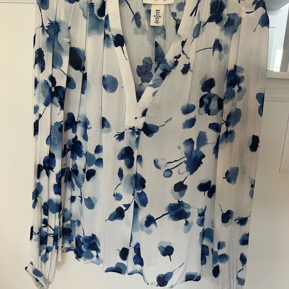 H&M Blue and White Floral Patterned Top